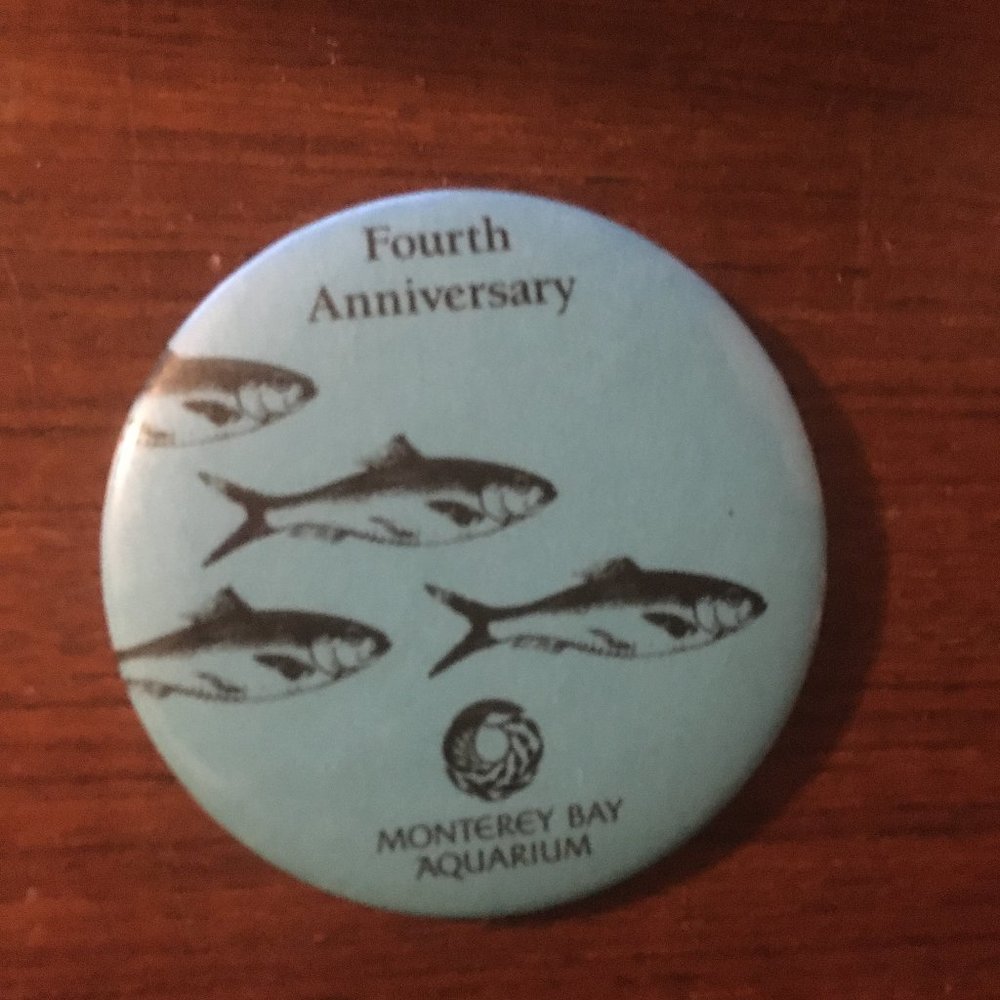 🌴1988 MB Aquarium Pin $15 or $12 w/offer - 364 🎉